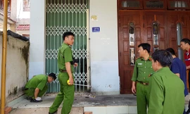 Gài mìn trước cổng nhà dân lúc rạng sáng