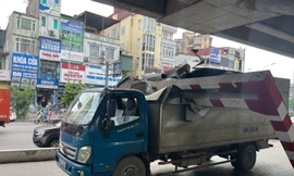 Hà Nội: Đi theo Google Map, xe tải húc đổ khung hạn chế chiều cao