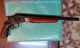 Khẩu súng tự chế Bình sử dụng dọa bắn người thân. Ảnh. Hồng Vân