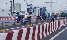 CSGT xác minh để xử lý dàn mô tô Harley đi vào làn ô tô trên cầu ở TPHCM