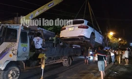 Lực lượng CSGT Công an huyện Phú Quốc cẩu ôtô biển số cực đẹp về trụ sở