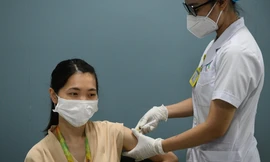 Một giáo viên tiêm cùng lúc 2 mũi vắc xin phòng COVID-19 cách nhau 10 phút