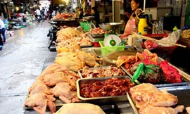 Quầy bán hàng thực phẩm tươi sống gia súc gia cầm ở chợ Hôm Đức Viên. Ảnh: Đình Huệ - TTXVN