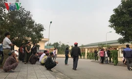 Người nhà tập trung tại khu vực bệnh viện yêu cầu cơ quan chức năng làm rõ nguyên nhân cái chết của anh Tuấn