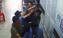 Anh T. lao vào hành hung bảo vệ bệnh viện khi đưa vợ đi cấp cứu. Ảnh: Cắt từ clip