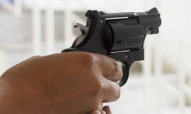 Bị đánh vì đậu xe chắn lối, công an nổ súng khiến 1 người bị thương