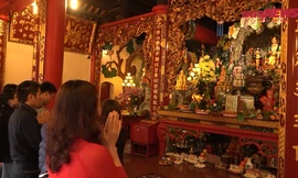 Người dân Hà Nội nô nức đi lễ rằm tháng Giêng cầu bình an