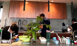 Chi chục triệu thuê người dọn nhà một lần ở Hà Nội, chủ được gấp từng cái áo