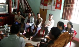 Các phụ huynh lo lắng về tình trạng sức khỏe con em. Ảnh: Zing