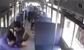 Nghi can Gương dùng dao tấn công nữ tiếp viên xe buýt. Ảnh cắt từ camera an ninh trên xe