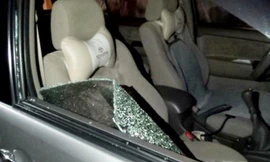 Xe anh Triều bị đập bể kính.