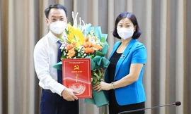 Phó Bí thư Thường trực Thành uỷ Hà Nội Nguyễn Thị Tuyến trao quyết định cho ông Trần Đình Cảnh