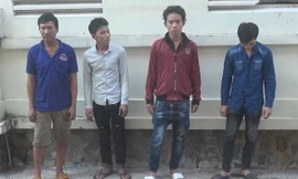 Bé Em (bìa trái) cùng đàn em và tang vật tại trụ sở cảnh sát