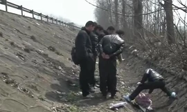 Thi thể người phụ nữ trung niên vứt ở mương nước trên đường cao tốc