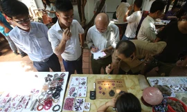 Chợ phiên đá quý nhộn nhịp giữa Thủ đô