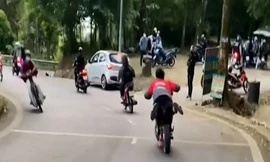 Thót tim cảnh nam thanh niên nằm trên yên xe máy điện đổ đèo Ba Vì