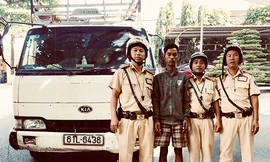 Tổ CSGT bắt nghi can trộm xe. Ảnh: Công an cung cấp