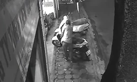 Tên trộm bẻ khóa cổ xe chỉ trong vài giây. Ảnh cắt từ clip