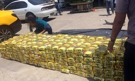 Phát hiện 220 bánh heroin giấu trong khoang bí mật xe ôtô