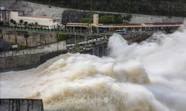 Đóng 2 cửa xả đáy hồ thủy điện Hòa Bình