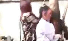 Hình ảnh người phụ nữ trộm đồ bị “ngược đãi”. Ảnh cắt từ clip