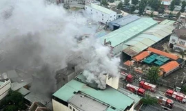 Khói vẫn ngùn ngụt tại hiện trường vụ cháy quán karaoke ở Bình Dương khiến nhiều người chết 