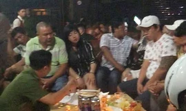 Gần 100 người chơi trong bar bị kiểm tra. Ảnh: Công an cung cấp