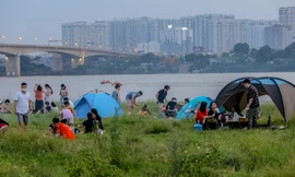 Nghìn người rủ nhau cắm trại dưới chân cầu Vĩnh Tuy sau nới lỏng giãn cách