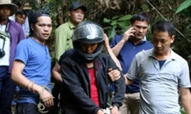 Đối tượng Lý Cá Lòng phải đội mũ bảo hiểm trong quá trình thực nghiệm diễn biến vụ án, đề phòng có hành vi tiêu cực.