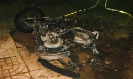 Sau khi bị kiểm tra nồng độ cồn, người chủ bật lửa đốt luôn xe