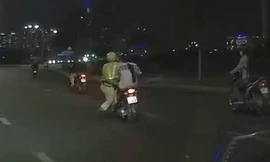Kinh hoàng cảnh Đại úy CSGT bám vào xe máy đang chạy