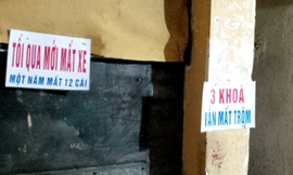 Cảnh bảo mất trộm xe treo ở chân cầu thang một khu tập thể cũ