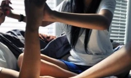 Bị mẹ bạn gái nhí bắt quả tang khi làm 'chuyện người lớn'