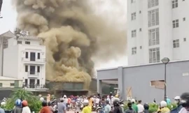 Sau tiếng nổ lớn, lửa bùng lên dữ dội tại dãy kho xưởng ở Đền Lừ