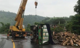 Xe tải bị lật trong đêm, 2 người thương vong