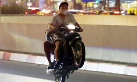 Hà Nội: Sống dọc cung đường 'quái xế' đua xe, thấy tiếng gầm rú là tim ngưng đập