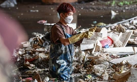 Nhóm bạn trẻ Hà Nội ngâm mình vớt rác hàng giờ dưới dòng kênh đen kịt