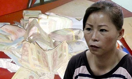 Đoàn Thị Cúc và tang vật. Ảnh: CTV 