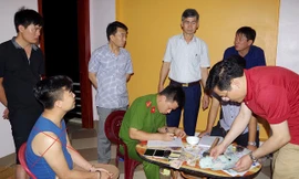 Đại tá Trần Ngọc Hợi, Phó giám đốc Công an tỉnh Hà Nam (áo trắng), chỉ đạo phá án. Ảnh: Công an Hà Nam