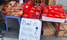 Đổ xô mua bánh trung thu hạ giá vỉa hè, chuyên gia cảnh báo 'đừng ham rẻ'
