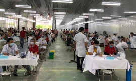 Triển khai tiêm vắc xin cho hàng nghìn công nhân KCN Quang Minh (huyện Mê Linh)