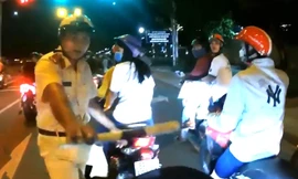 Cảnh sát ra hiệu dừng xe. Ảnh: Cắt từ clip