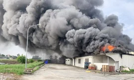 Cháy lớn khu công nghiệp ở Hà Nội, cột khói cao hàng chục mét