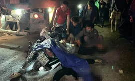 Xe máy va chạm ô tô tải, 2 người thương vong 