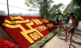 Để giảm tình trạng ô nhiễm, ách tắc giao thông, tạo không gian đẹp giúp bảo tồn, phát huy giá trị kiến trúc, văn hóa, lịch sử cho Hồ Gươm, nhiều kiến trúc sư đề xuất biến nơi đây thành khu vực đi bộ. Ảnh: Quý Đoàn