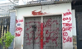 Lực lượng chức năng lập chốt gần nhà cô giáo Hiếu để đảm bảo trật tự