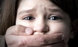 Người phụ nữ bịt mặt nghi bắt cóc bé trai 5 tuổi