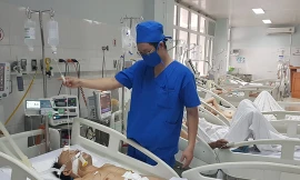 Hai nạn nhân đang được cấp cứu tại bệnh viện.