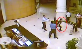 Theo hình ảnh ghi lại từ camera của khách sạn, người đàn ông mặc quần bò, áo phông đen tỏ ra hung hăng trong vụ hỗn chiến