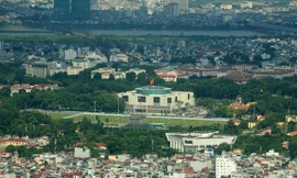 Tỷ lệ cây xanh ở khu vực quận Ba Đình khá nhiều. Nổi bật nhất là tuyến phố Hoàng Diệu, Phan Đình Phùng và vườn cây trong lăng Bác